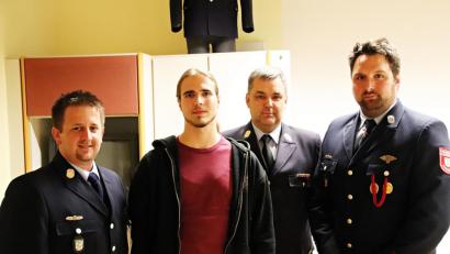 Bild: jma
Einsatzleiter Andreas Kneidl (von links), Florian L., Kreisbrandinspektor Wolfgang Schwarz und Gruppenführer Andreas Argauer.