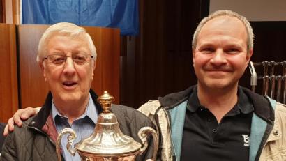 Bild: exb/ Wolfgang Schmieg)
Freuen sich über den Erfolg in Montreux: Dirigent Dave Lea (links) und Martin Hinkel (rechts)