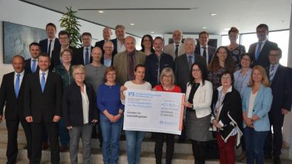 Bild: jr
21 Schulen aus dem Geschäftsgebiet der Volksbank Raiffeisenbank Nordoberpfalz im Landkreis Tirschenreuth wurden jetzt mit einem Scheck in Höhe von 7750 Euro bedacht. Insgesamt verteilte das Geldinstitut 27750 Euro als Erlös aus dem Gewinnsparen an die Schulen. In Tirschenreuth verteilte das Geld Matthias Rath (erste Reihe 2. von links) an die Vertreter der 21 Schulen.