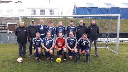 Bild: exb
Foto der Siegermannschaft SV Raigering mit Bezirksseniorenspielleiter Johann Dammer (li.), Schwarzhofens 1.Bürgermeister und Turnier-Schirmherr Maximilian Beer (2.v.li.), Bezirksvorsitzender Thomas Graml (2.v.re.) und Bezirksspielleiter Christian Wolfram (re.).