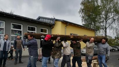 Bild: exb
Die Papas strengen sich mächtig an, um das Freigelände des Kinderhauses auf Vordermann zu bringen. Praktisch in wenigen Stunden leisten sie viel Arbeit.