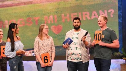 Bild: Steffen Z Wolff / BRAINPOOL
Die Oberpfälzer Nadine Mutzbauer (Zweite von links) und Florian Weiß (rechts) waren am Freitag bei Sat1 zu sehen – in der Show des Comedian Faisal Kawusi (Zweiter von rechts). TV-Ikone Verona Pooth hatte die Aufgabe, sechs Pärchen einander richtig zuzuordnen.