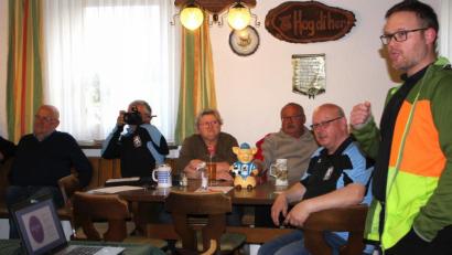 Bild: fvo
Michael Troidl (rechts) referierte vor den Löwenfans über das Bierbrauen zu Hause.