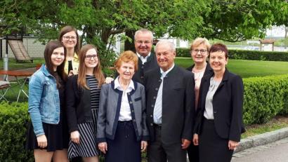 Bild: ral
Bürgermeister Josef Deichl (Fünfter von links) überbrachte Erika Brunner (Vierte von links) die Glückwünsche der Gemeinde. Gefeiert wurde im Kreis der Familie (im Bild) und mit Freunden.