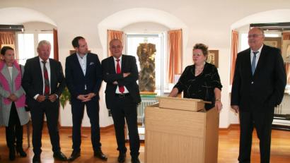 Bild: Susanne Götte/exb
Oberbürgermeister Kurt Seggewiß (Vierter von links) freut sich mit Kulturamtschefin Petra Vorsatz und Bürgermeister Lothar Höher (rechts) über die zahlreichen Gäste zur Ausstellungseröffnung