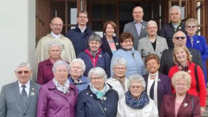 Bild: wlr
18 Jubelkommunikanten begrüßt die Pfarrei in einem festlichen Gottesdienst. Hans Windisch, Gretl Beßenreuther, Ingrid Kastner, Erika Orlik, Hilde Brenner, Elisabeth Lippert, Irmgard Weidensteiner, Erna Müller, Monika Demleitner, Maria Voß, Beate Neubauer, Maria Breitschopf, Walter Voß, Maria Smola, Christine Richtmann, Sonja Breitschaft, Albert Bergler und Herbert Kern freuten sich über das Erinnerungsfoto mit Pfarrer Heribert Englhard und Pfarrgemeinderatssprecher Jörg Frenzel.
