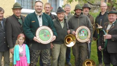 Bild: exb
Bei der Siegerehrung in Hardeck, von links Otto Hecht, Walter Rustler, Hegegemeinschafts-Vorsitzender Helmut Schnurrer mit Enkelin Marie, Gerhard Sieber, Jochen Freundl, Norbert Fleißner, Alfons Lang, Achim Grüner, Hermann Nurtsch, Hornmeister Bernhard Stier, Otto Summer und Joachim Vollmer.