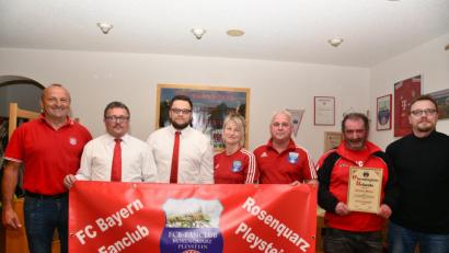 Bild: bey
TSV-Vorsitzender Josef Windirsch (links) freut sich über die Wiederwahl von Fanclubvorsitzenden Jürgen Beer, 2. Vorsitzenden Sandro Wirth, Schriftführerin Anja Schaller, Kassier Markus Rewitzer (vorne von links) und Pressewart Michael Grosser (rechts) sowie über die Ernennung von Herbert Meierl (Zweiter von rechts) zum neuen Ehrenmitglied.