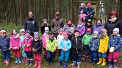 Bild: le
Im Wald sein, die Ruhe genießen, sich ganz andere Dinge zum Spielen suchen und Interessantes von Förster Sebastian Höllerer und seinen Praktikanten erfahren – die Kleinen haben Spaß unter großen Bäumen.