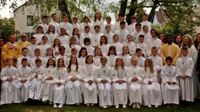 Bild: R. Kreuzer
Die 55 Erstkommunionkinder in der Pfarrei St. Elisabeth kommen von der Hans-Schelter-, Rehbühl-, Montessori- und Stötznerschule.