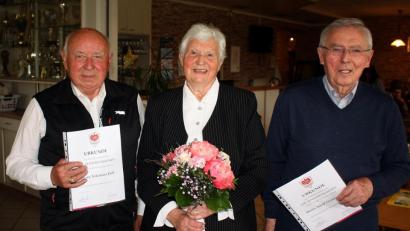 Bild: R. Kreuzer
Leiterin Rosemarie Meier ehrt die Gründungsmitglieder Nik Ertl (links) und Adolf Dendorfer.