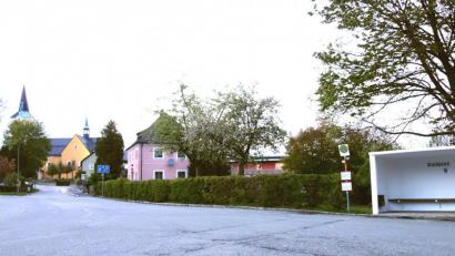 Bild: fjo
Ein großes Stück der Hecke soll weg, damit neun neue Parkplätze zwischen dem Buswartehäuschen (rechts) und dem Benefiziatenhaus (links) entstehen können.
