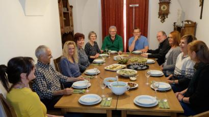 Bild: do
Gesund und schmackhaft, vitaminreich und heilsam: Die Teilnehmer am Wildkräuter-Kochkurs im Kloster Speinshart genießen nach getaner Arbeit bei einem Gläschen Silvaner ihre grünen Delikatessen.
