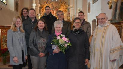 Bild: jr
Mesnerin Anni Köppel (mit Blumen) feierte am Sonntag ihren 75. Geburtstag. Dazu gratulierten Pfarrer Anton Witt (rechts), sowie Abordnungen von Pfarrgemeinderat und Kirchenverwaltung der Pfarrei Leonberg. Die Glückwünsche wurden am Ende des Gottesdienstes in der Pfarrkirche überbracht.