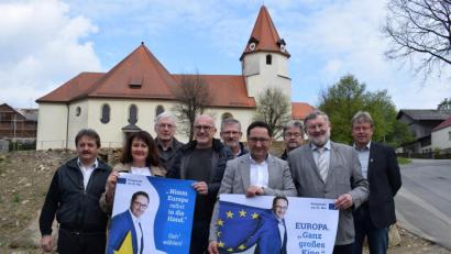 Bild: szl
Freie-Wähler-Landtagsabgeordneter und Europaausschussvorsitzender Tobias Gotthardt (Vierter von rechts) stellt im Mähring seine parteiübergreifende Werbekampagne unter dem Slogan „Nimm Europa selbst in die Hand“ vor. Seine Mitstreiter sind Hans Klupp (Ditter von rechts), FW-Kreisvorsitzender, die Mähringer Marktgemeideräte sowie Bürgermeister Josef Schmidkonz (Zweiter von rechts), die ebenfalls von der Europa-Idee überzeugt sind.