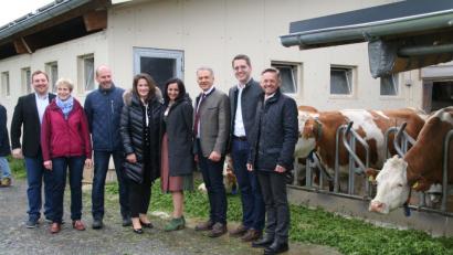Bild: fpoz
Der Betrieb von Heidi und Alois Reichenberger (Zweite und Dritte von links) begeisterte CSU-Ortsvorsitzenden Mario Rabenbauer, Landwirtschaftsministerin Michaela Kaniber, CSU-Bürgermeister-Kandidatin Margit Bayer, Landratskandidat Roland Grillmeier, Europa-Kandidat Christian Doleschal und CSU-Kreisvorsitzenden Tobias Reiß (von links).