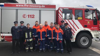 Bild: mde
Die Kommandanten Florian Heinl und Sven Hupas mit Jugendwart Sebastian Schindler, sowie den Feuerwehranwärtern Johannes König, Jonas Schlicht, Maximilian Legath, Sebastian Regner und Lukas Schraml (von links) mit Kreisbrandinspektor Otto Braunreuther, Kreisjugendfeuerwehrwart Wolfgang Bauer und Kreisbrandmeister Peter Prechtl (von rechts) vor dem Neusorger „Löschfahrzeug KatS“.