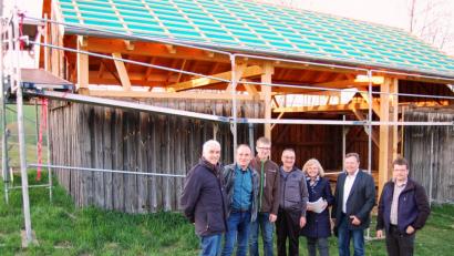 Bild: sm
Die alte Gemeindescheune am Rande des neuen Baugebietes "am Bühl" wird derzeit renoviert. Der Gemeinderat beschloss bei einem Ortstermin, die Scheune an das Stromnetz und an die Wasserversorgung anzuschließen.