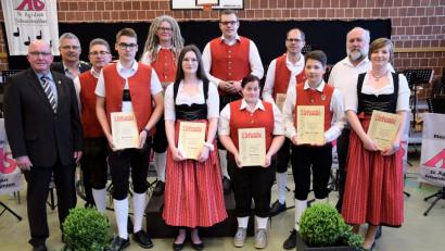 Bild: bö
Seit Jahrzehnten engagieren sich einige Musiker in der Blaskapelle St. Ägidius in Schmidmühlen. Dazu gratulierte nun Bezirksvorsitzender Gerhard Engel (links) sowie Vorsitzender Richard Fischer (Dritter von links) und der musikalische Leiter Christian Bäuml (hinten Mitte).