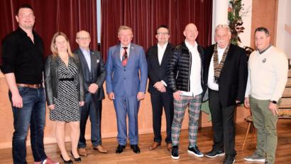 Bild: bö
Neuwahlen beim Golf- und Landclub (von links): Patrick Barton, Andrea Graf, Reinhard Kämpf, Harald Thies, Herbert Doleschal, Frank Käfer, Reinhold Scharl und Clubmanager Christian Martin.