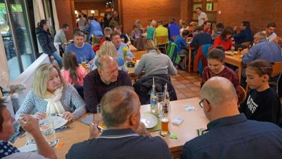 Bild: lst
Gelungener Auftakt in die neue Saison: Beim Grillabend war das Klubheim der TG Neunkirchen mit über 70 Besuchern mehr als gut besucht.