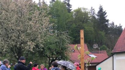 Bild: exb
Die Gartler stoßen mit den Bürgern in Wurmrausch auf gutes Gedeihen des frisch gepflanzten Birnbaums an.