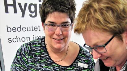 Bild: stg
Der Koffer mit Schwarzlicht, den Hygienefachkraft Sabine Pühl (links) mitgebracht hat, fördert zutage, ob wirklich die ganze Hand desinfiziert worden ist.