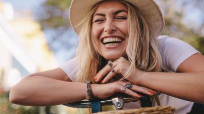 Bild:  Jacob Lund – stock.adobe.com
Wenn wir lachen, beschleunigt sich nicht nur leicht unser Herzschlag und die Durchblutung wird verbessert. Es werden auch Glückshormone ausgeschüttet und Stresshormone abgebaut.