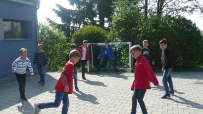 Bild: amö
Abschalten beim Fußballspielen in der Pause können die Schüler der Grundschule Winklarn-Thanstein Dank des neuen Tores (im Hintergrund).