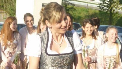 Bild: haa
Die frisch gekürte Festmutter sagte nach dem nett vorgetragenen Bittgesuch bereitwillig zu, das Ehrenamt zu übernehmen.