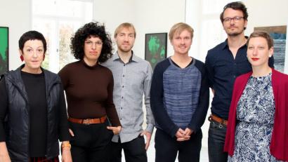Bild: Thomas Dobler
Professorin Annette Schröter (links) und die von ihr betreuten Meisterschüler Ofra Ohana, Soenke Thaden, Marten Schädlich, Robert Rudat, Stefanie Pojar (von links) stellen gemeinsam im Oberpfälzer Künstlerhaus Kebbel-Villa in Schwandorf aus.