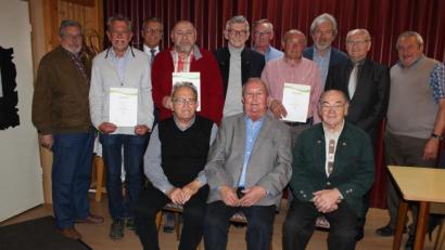 Bild: hä
Treue Mitglieder der Siedlergemeinschaft wurden bei der Jahresversammlung ausgezeichnet. Im Bild die Geehrten (vorne von links): Franz Char, Vorsitzender Gerhard Strobl und Gustav Grassy sowie (hinten von links) Kreisvorsitzender Otmar Zeitler, Bernhard Konrad, Bürgermeister Franz Stahl, Gerhard Röckl, Eberhard Bauer, Uwe Geweth, Karl Meyer, stellvertretender Bezirksvorsitzender Arthur Weber, Karl Konrad und Fritz Lehner.