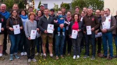 Bild: exb
Beim Köferinger Backofenfest werden auch langjährige Mitglieder des Heimat- und Kulturvereins geehrt (von links): Josef Vogl, Bürgermeister Roland Strehl, Stefanie Metschl, Wolfgang und Doris Schmalzl, Carola Hirsch, Stefan und Ramona Schönberger, Benedikt Koller, Maximilian Hirsch, Markus Bauer, Benedikt Herrmann mit Sohn Elias, Markus Metschl, Simone Herrmann, Michaela Meier, Johannes und Magdalena Greiner, Sebastian Stolarczyk, Markus Meier, Patrick Stolarczyk, Sebastian Gimpl, Karl-Heinz Meier sowie Jürgen Pörner.