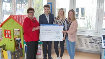 Bild: Klinikum/Dietl
Das Kinder-Palliativ-Team bekommt 790 Euro. Von links: Karin Borchers (St. Marien) mit den Abiturienten Tobias Konrad, Julia Sailer und Anne Sophie Geitner vom Erasmus-Gymnasium.