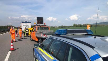 Bild: Alexander Auer
Nach einem Unfall auf der A3 ist die Fahrbahn in Richtung Regensburg gesperrt.