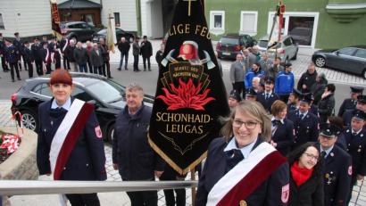 Bild: wro
Die restaurierte Fahne begleiteten die Schriftführerinnen Sabrina Meißner und Viktoria Scholz (von rechts). Begleitet wurden sie vom damaligen Fahnenjunker Richard Herold (links). Hineingetragen wurde sie vom neuen Fahnenjunker, Andreas Thurner.