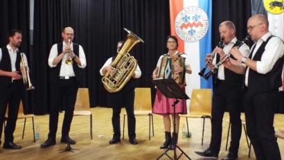 Bild: e
Die Alfelder Musikanten bei ihrem Auftritt bei Vilskultur.