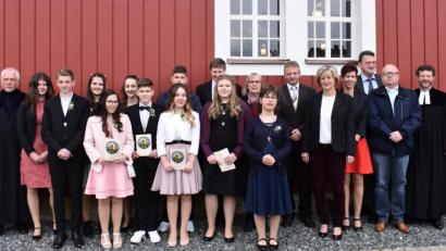 Bild: rgr
Elf Jugendliche aus Grafenwöhr, Gmünd, Pressath, Schwarzenbach und Dießfurt wurden von Pfarrer Dr. André Fischer (rechts) konfirmiert