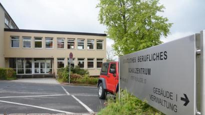 Bild: Gabi Schönberger
Sollten die Prognosen der Regierung Realität werden, würde das Staatliche Berufliche Schulzentrum auf dem Neustädter Felixberg seine Eigenständigkeit verlieren. Um dies jedoch zu verhindern, wird emsig an einem neuen Konzept gebastelt.