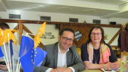 Bild: adj
Für Landtagsabgeordneten Tobias Gotthardt (links) und Kreisvorsitzende Gabriela Bäumler von den Freien Wählern gibt es zu einem gemeinsamen Europa keine Alternative.