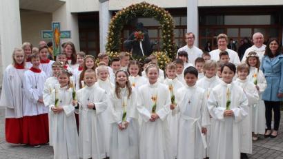 Bild: wec
Die Kommunionkinder mit (hinten von rechts) Klassleiterin Heidrun Leitz, Pfarrer Herbert Grosser, Gemeindereferentin Kathrin Blödt und Gemeindepraktikant Roman Sanders.