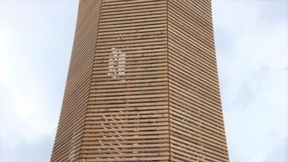 Bild: tu
Das neue Wahrzeichen von Gamlitz bestaunten der Vorsitzende der Waldbesitzervereinigung Hans-Peter Lang, Zweite Bürgermeisterin Andrea Lang (von links) sowie Kreis- und Stadtrat Max Müllhofer und der Kreisvorsitzende der Mittelstandsunion Nordoberpfalz Harald Gollwitzer (von rechts) mit einem Mitarbeiter des Wasserzweckverbandes Gamlitz.