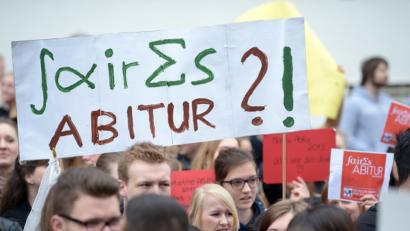 Bild: Federico Gambarini/dpa
Schüler demonstrieren vor dem Ministerium, weil sie finden, dass die Aufgaben in ihrem schriftlichen Mathe-Abitur zu schwer waren.