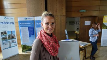 Bild: rti
Netzbetreiber Tennet steht bei einem Informationsmarkt in Mitterteich den Bürgern Rede und Antwort zum Ersatzneubau des Ostbayernrings. Bürgerreferentin Ina-Isabelle Haffke erläutert, was sich alles in den elf Aktenordnern befindet.