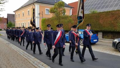 Bild: hai
Mit Fahnenabordnungen ziehen die Feuerwehren aus Speichersdorf, Kirchenlaibach und Zeulenreuth zur Dreifaltigkeitskirche.