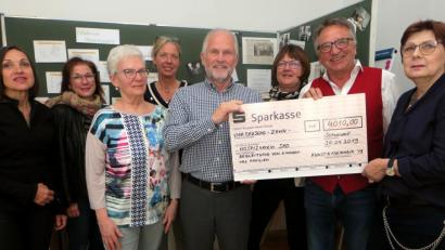 Bild: Hirsch
Die Geschäftsleute von "Kunst & Kulinaria" überreichten eine Spende von 4010 Euro an die Vertreter des Hospizvereins.