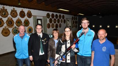 Bild: fjo
Zum neuen Spitzenplatz gratulieren Jana Helgert (Mitte) Karlheinz Hagner, Stefan Brandmiller und Margit Kirzinger (von links), sowie Johannes Zeug und Valentin Kellner (von rechts).