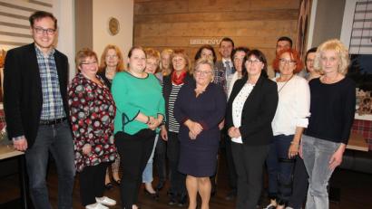 Bild: ral
Marianne Forster (Fünfte von links) und ihre gesamte Führungsmannschaft geben weiterhin bei der Frauen-Union den Ton an. Landrat Thomas Ebeling (Siebter von links) würdigte das Engagement der Frauen. Bei der Kreisversammlung stellte sich auch der Listenkandidat für die Europawahl, Tobias Ehrenfried (links) vor.