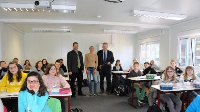 Bild: exb
Die Klassenzimmer in den Containern bieten ausreichend Platz für die Schüler und sind, nicht nur wegen der Beamer an der Decke, modern eingerichtet.