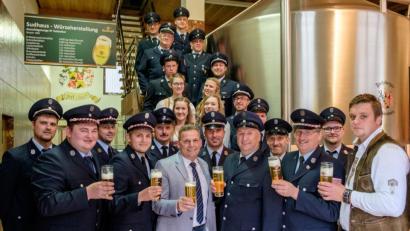 Bild: tkr
Zusammen mit Braumeister Florian Spießl (rechts), Schirmherr Norbert Eckl (Mitte) und den Vorsitzenden der Patenwehren stoßen die Verantwortlichen des Festausschusses auf ein gelingendes Fest an.